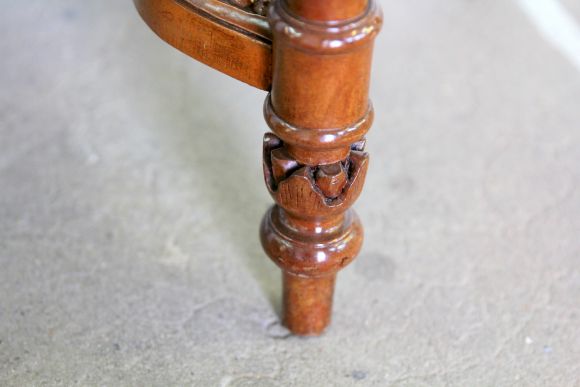 Старинный резной столик из массива