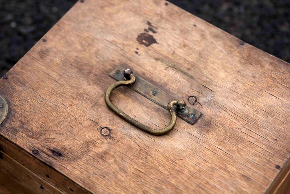 Старый сундук — ящик из дерева