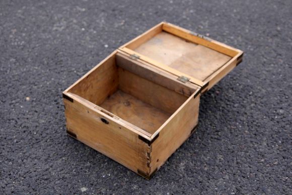 Старый сундук — ящик из дерева
