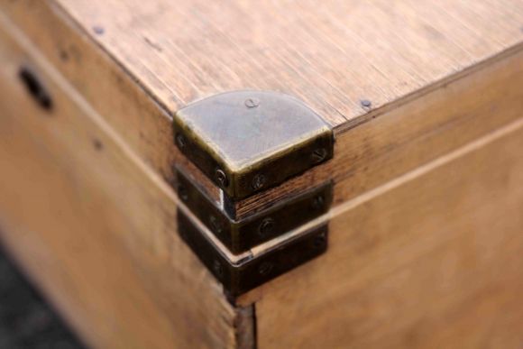 Старый сундук — ящик из дерева