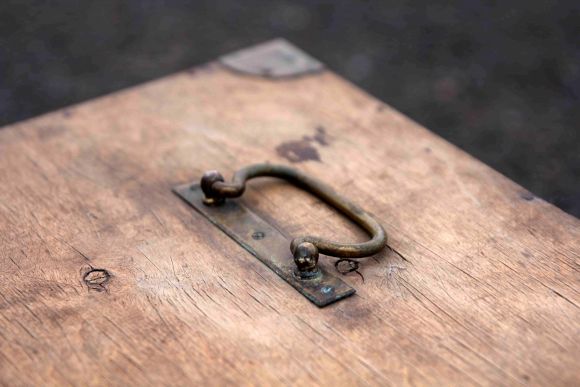 Старый сундук — ящик из дерева