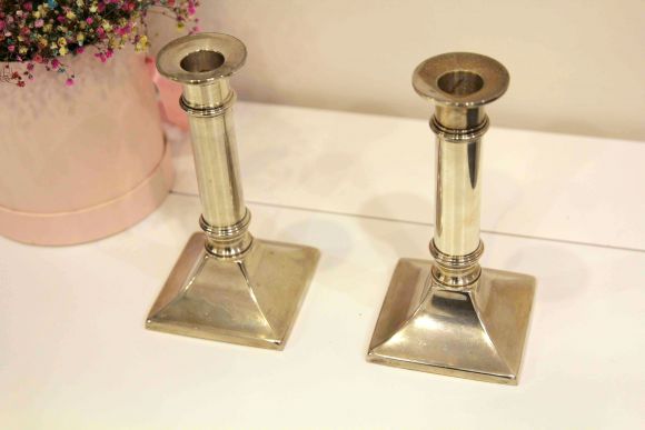 Пара  лаконичных  посеребренных подсвечников. Европа. Середина 20в.