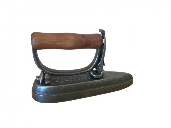 Монолитный чугунный утюг со съемной ручкой