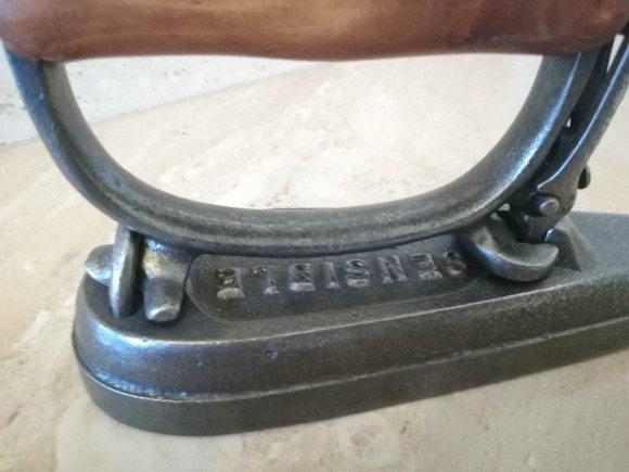 Монолитный чугунный утюг со съемной ручкой