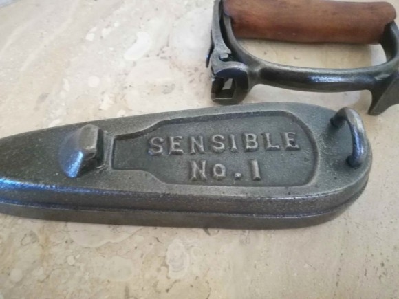 Монолитный чугунный утюг со съемной ручкой