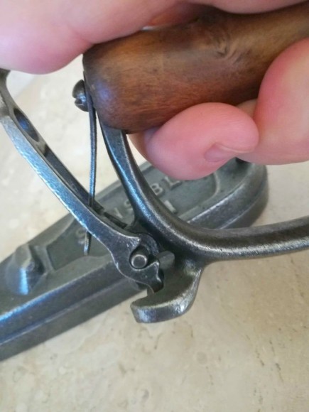 Монолитный чугунный утюг со съемной ручкой