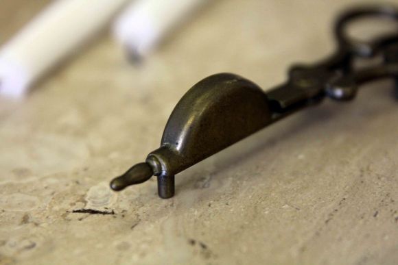 Изящный акссесуар для подсвечников гаситель 