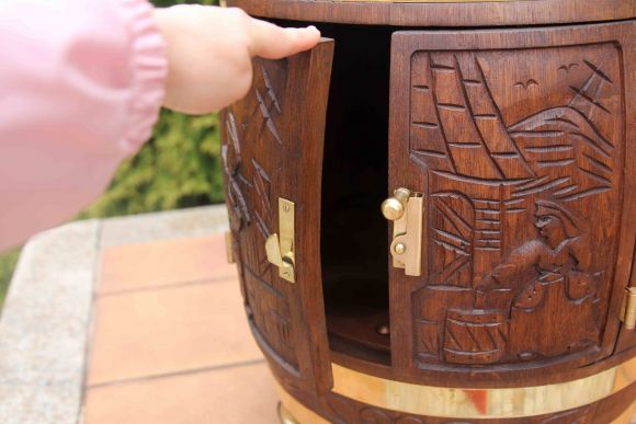 Деревянная резная бочка - бар. Ручная работа. Европа