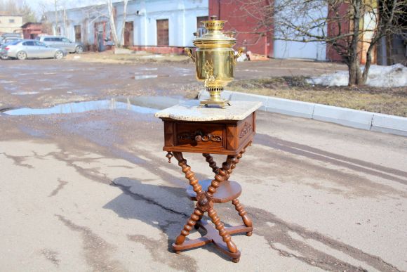 Старинный самоварный столик с мраморной столешницей