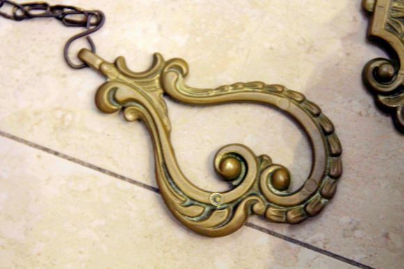 Латунный колокольчик для прихожей в патине