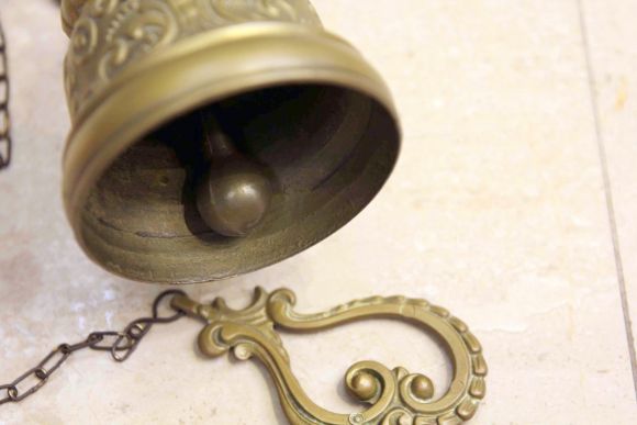 Латунный колокольчик для прихожей в патине