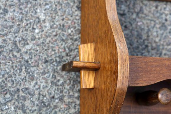 Полка с деревянными крючками