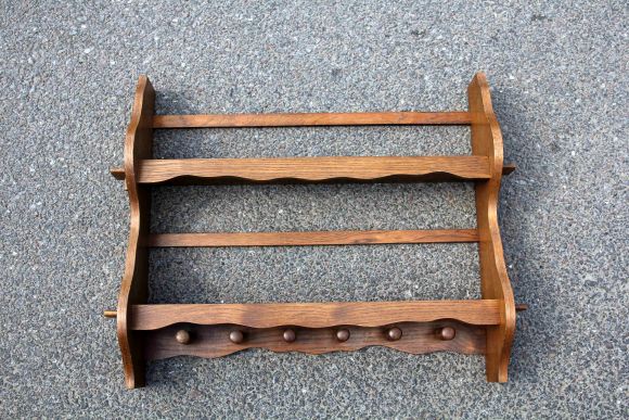 Полка с деревянными крючками