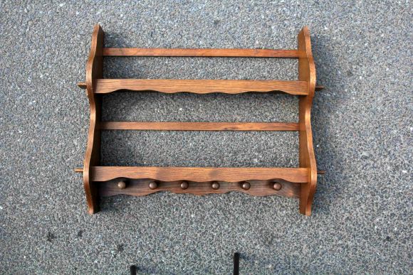 Полка с деревянными крючками