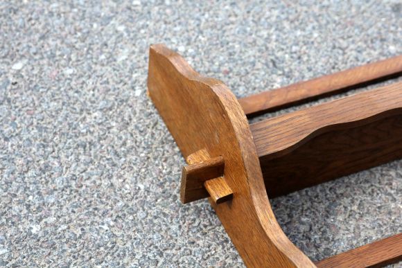 Полка с деревянными крючками