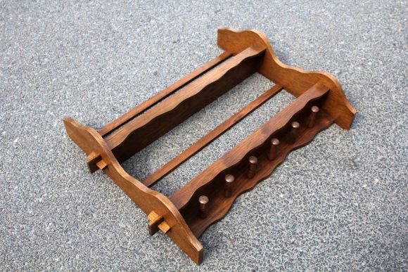 Полка с деревянными крючками