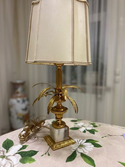 Оригинальная настольная лампа в виде пальмы.