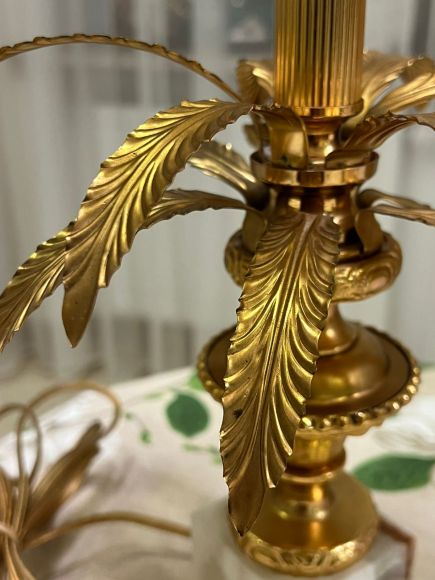 Оригинальная настольная лампа в виде пальмы.