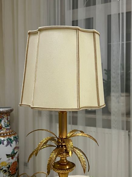 Оригинальная настольная лампа в виде пальмы.