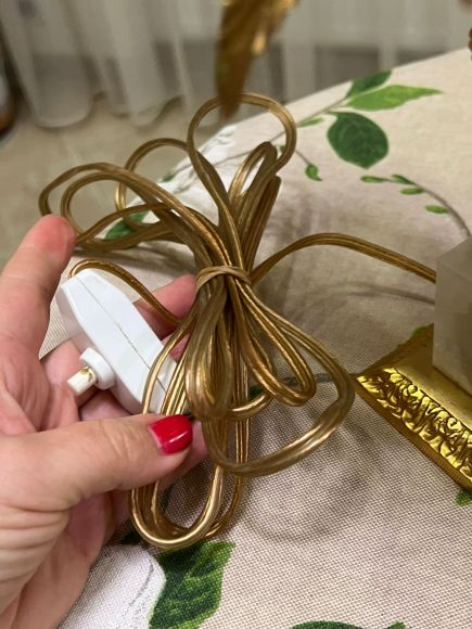 Оригинальная настольная лампа в виде пальмы.