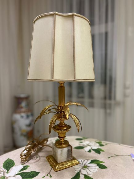 Оригинальная настольная лампа в виде пальмы.