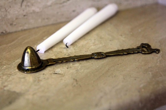 Гаситель-колпачок - старинный предмет для гошения пламени