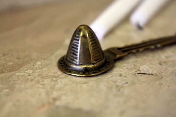 Гаситель-колпачок - старинный предмет для гошения пламени