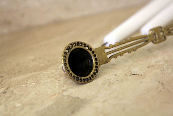 Гаситель-колпачок - старинный предмет для гошения пламени