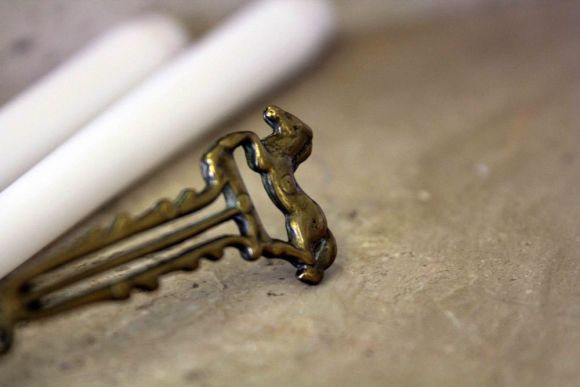 Гаситель-колпачок - старинный предмет для гошения пламени