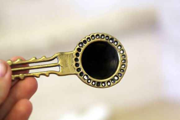 Гаситель-колпачок - старинный предмет для гошения пламени