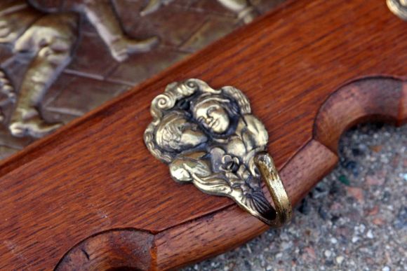 Очень уютная, антикварная полочка - вешалка на 6 крючков