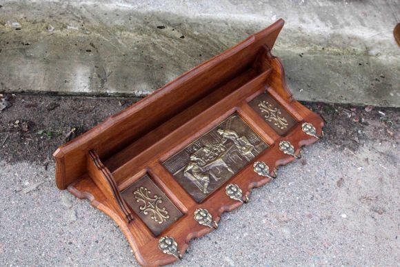 Очень уютная, антикварная полочка - вешалка на 6 крючков