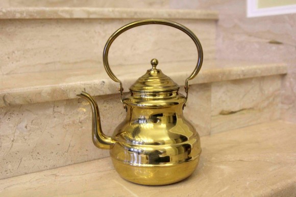 Идеальный чайник из латуни в натуральной патине. Европа