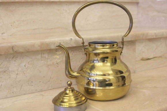 Идеальный чайник из латуни в натуральной патине. Европа