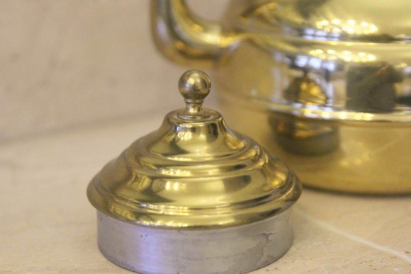 Идеальный чайник из латуни в натуральной патине. Европа