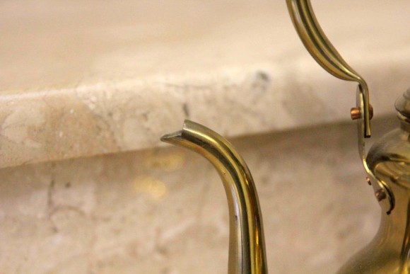 Идеальный чайник из латуни в натуральной патине. Европа