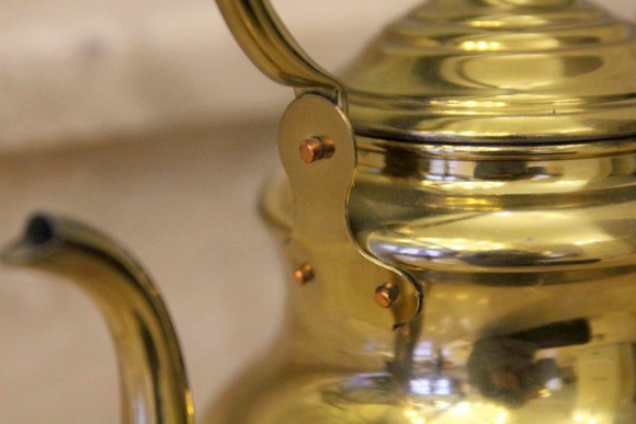 Идеальный чайник из латуни в натуральной патине. Европа