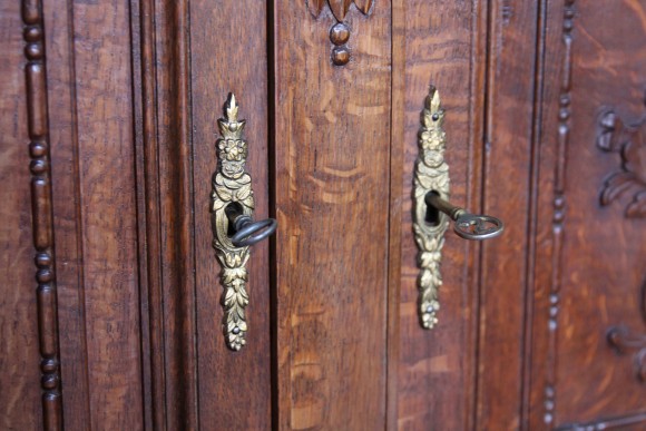 Старинный резной бар с секретами. Мужской стиль 