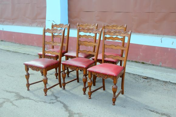 Комплект кожаных старинных стульев