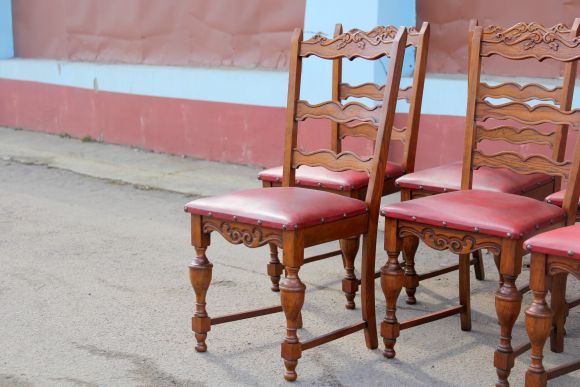 Комплект кожаных старинных стульев