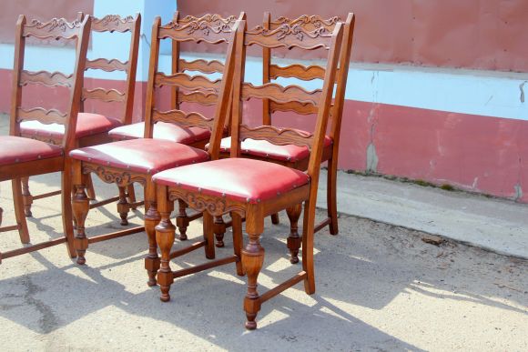 Комплект кожаных старинных стульев