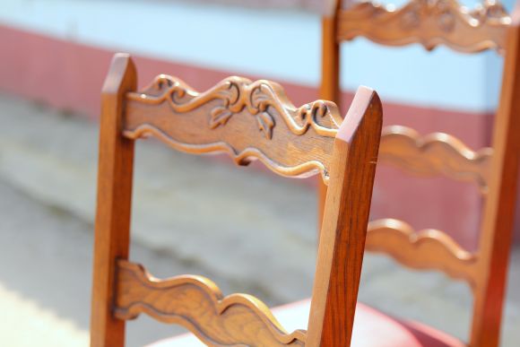 Комплект кожаных старинных стульев