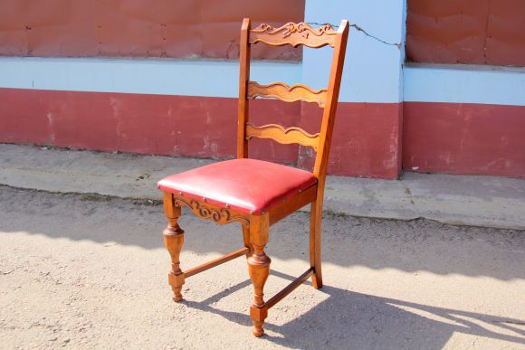 Комплект кожаных старинных стульев