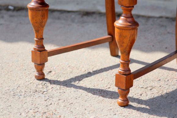 Комплект кожаных старинных стульев