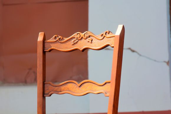 Комплект кожаных старинных стульев