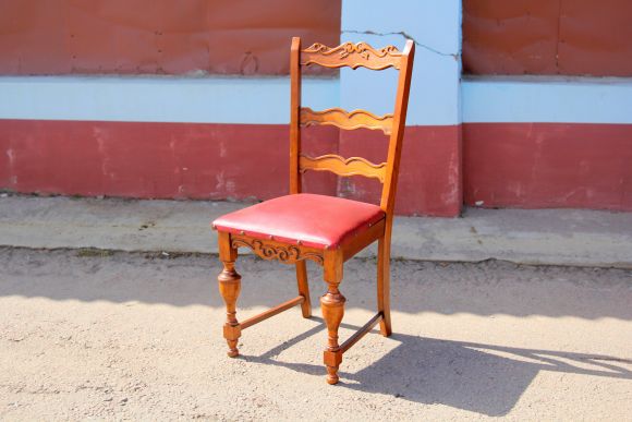 Комплект кожаных старинных стульев