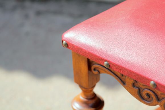 Комплект кожаных старинных стульев