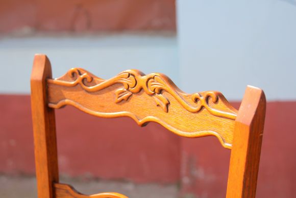 Комплект кожаных старинных стульев