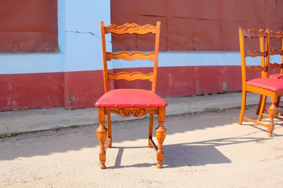 Комплект кожаных старинных стульев