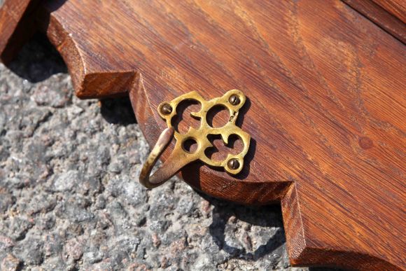 Очень длинная, антикварная, дубовая полка с крючками